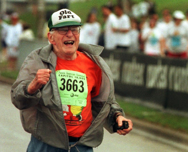 Sidney Smith, 89, of Austin runs past friends and family members about 100 yards before the finish of the 2000 Capitol 10,000. Smith has been running since he was 71 years old. [Larry Kolvoord/American-Statesman]